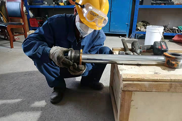 1617344056285553.jpg 維修垃圾吊液壓缸.jpg