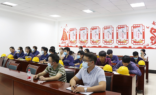 1630139767715562.jpg 培訓(xùn)現(xiàn)場(chǎng)職工們認(rèn)真的學(xué)習(xí).jpg