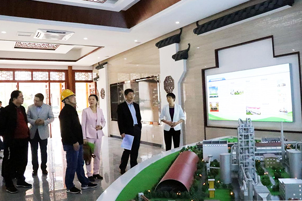 調(diào)研組參觀主廠房一樓展示廳、智能中央控制室01.jpg